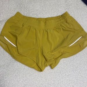 Lululemon hotty hot shorts 2.5” size 10. NEVER WORN